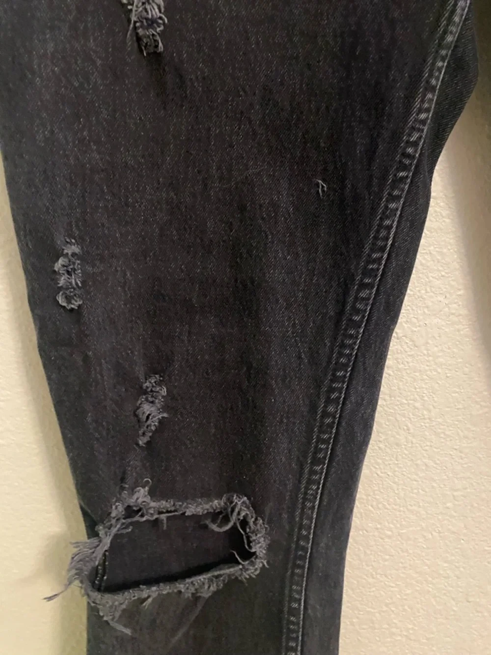 Abercrombie & Fitch Black High-Rise Distressed Jeans - Picture 8 of 9